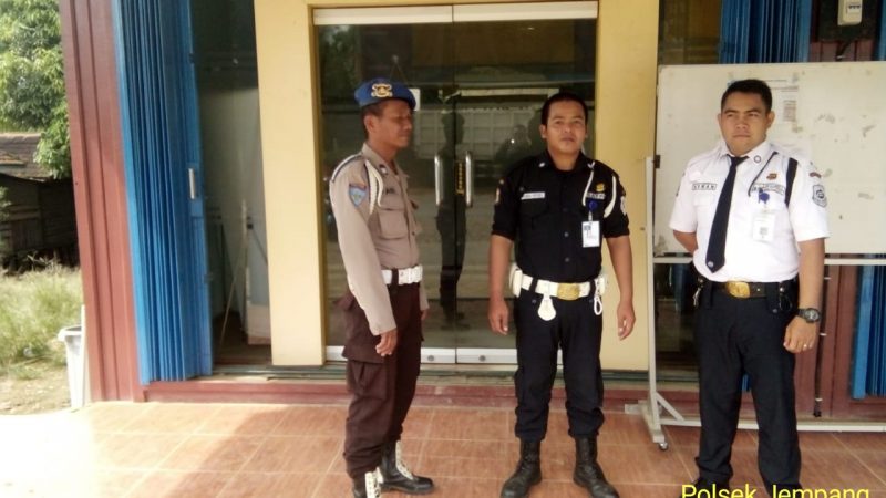 Anggota Jaga Polsek Jempang Melaksanakan Patroli di Obvit Bank BPD Kaltim KCP Muara Tae Antisipasi gangguan Kamtibmas.