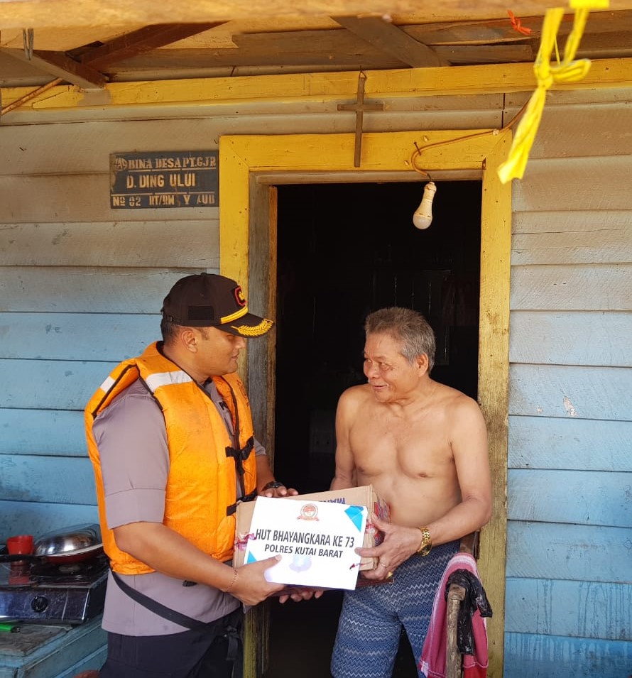 Kapolres Kutai Barat Berikan Bantuan Sembako Kepada Korban Banjir di Kabupaten Mahakam Ulu