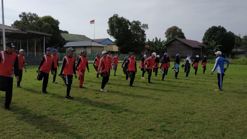 ANGGOTA POLSEK PENYINGGAHAN MELATIH DAN MEMBENTUK MENTAL PASUKAN PASKIBRA