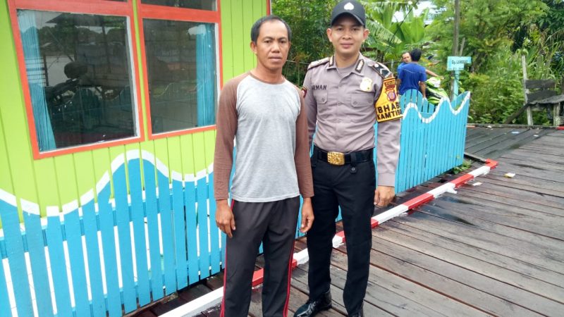 PATROLI SAMBANG DI RUMAH WARGA, BRIPDA ARMAN SAMPAIKAN PESAN KAMTIBMAS