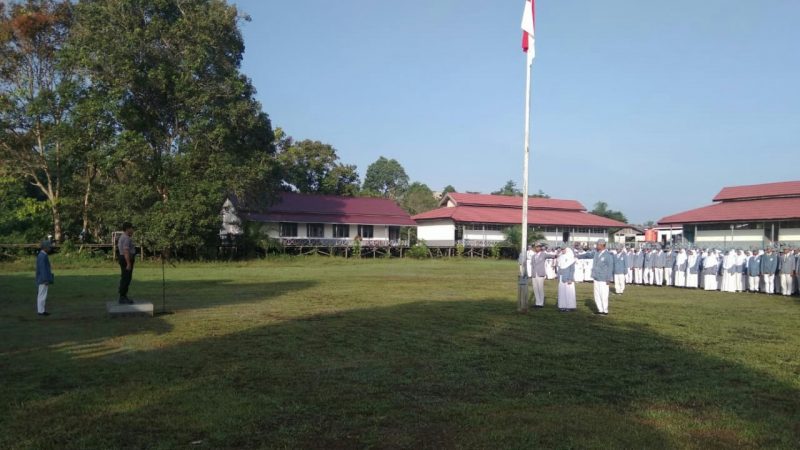 GIAT RUTIN KAPOLSEK MUARA PAHU MENJADI PEMBINA UPACARA DI SEKOLAH SMA N 1 MUARA PAHU