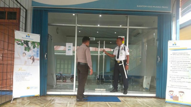 PETUGAS PATROLI DIALOGIS POLSEK MUARA PAHU BERIKAN PESAN KAMTIBMAS KEPADA SECURITY BANK BPD KALTIMTARA KEC. MUARA PAHU