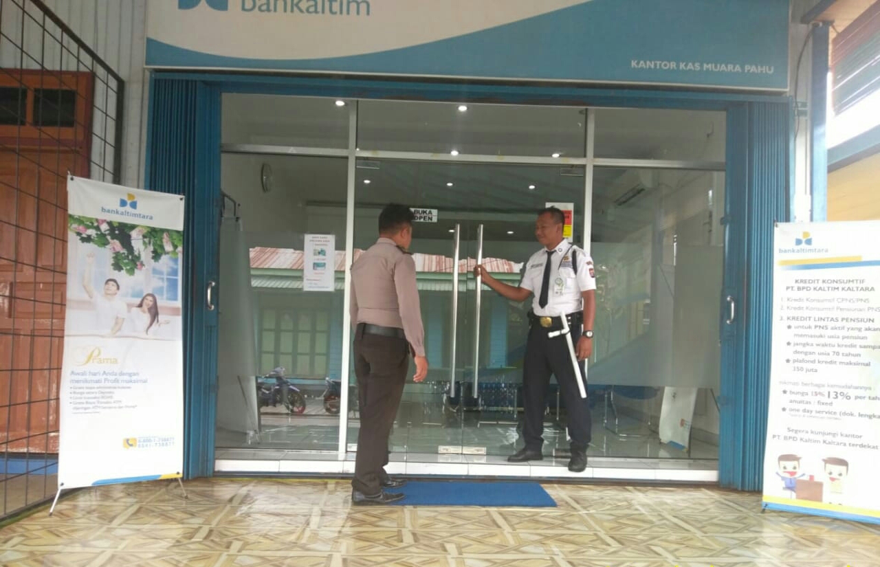 PETUGAS PATROLI DIALOGIS POLSEK MUARA PAHU BERIKAN PESAN KAMTIBMAS KEPADA SECURITY BANK BPD KALTIMTARA KEC. MUARA PAHU