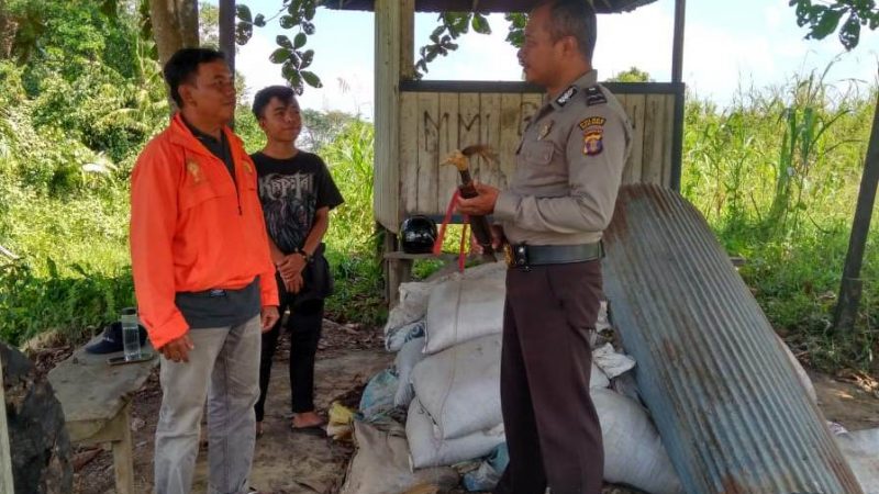 POLSEK MUARA PAHU HIMBAU WARGANYA AGAR TIDAK MEMBAWA SAJAM  DITEMPAT UMUM