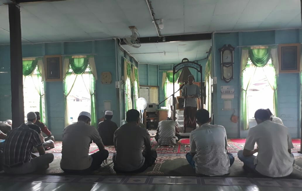 KAMPUNG MUARA KELAWIT KECAMATAN SILUQ NGURAI TELAH BERLANGSUNG SAFARI SHOLAT JUM’AT YANG DILAKUKAN PERSONEL POLSEK SILUQ NGURAI