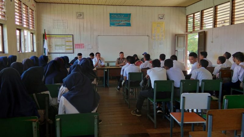 CEGAH KENAKALAN REMAJA POLSEK PENYINGGAHAN SOSIALISASI KE SISWA SMA NEGERI 1  PENYINGGAHAN