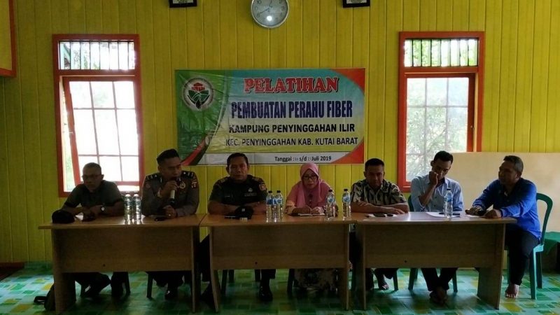 ANGGOTA POLSEK PENYINGGAHAN TURUT HADIR DI PELATIHAN PEMBUATAN PERAHU FIBER DI KAMPUNG PENYINGGAHAN ILIR