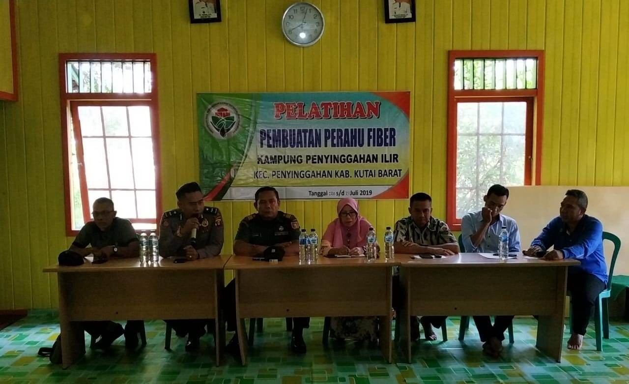 ANGGOTA POLSEK PENYINGGAHAN TURUT HADIR DI PELATIHAN PEMBUATAN PERAHU FIBER DI KAMPUNG PENYINGGAHAN ILIR