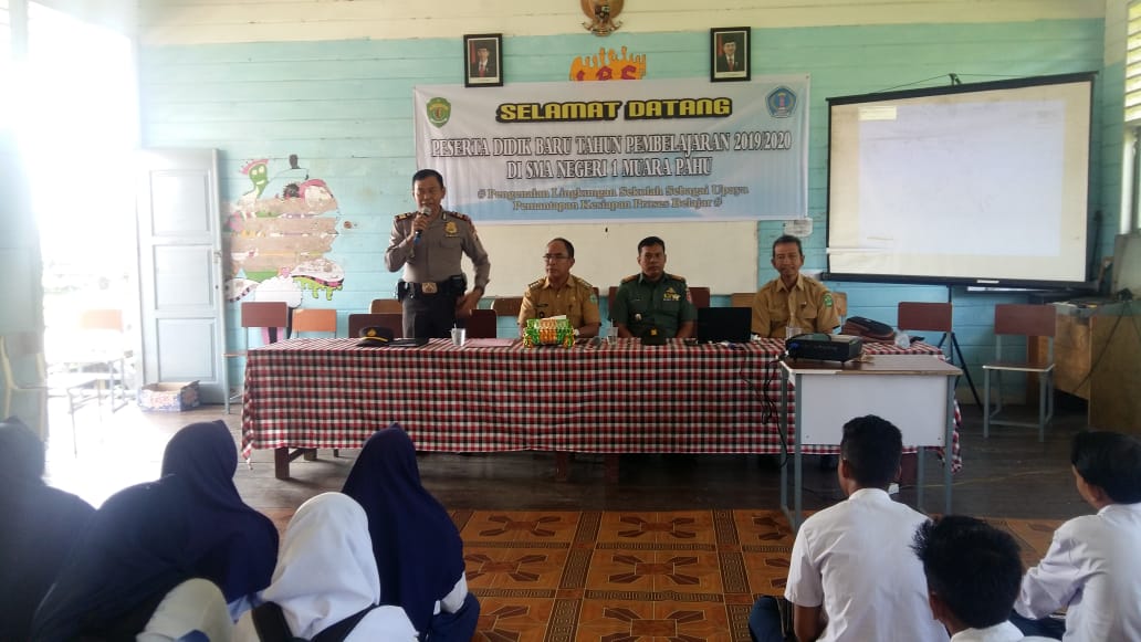 KAPOLSEK MUARA PAHU MEMBERIKAN PENGARAHAN DI SEKOLAHAN SMA N 1 MUARA PAHU