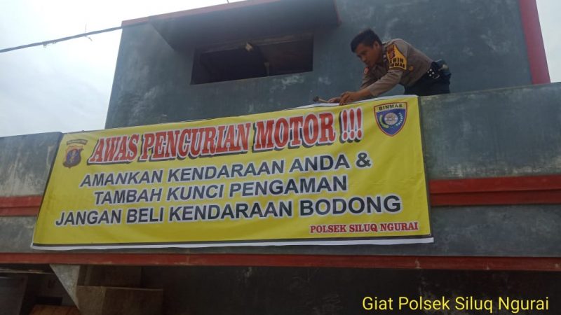 CEGAH CURANMOR,ANGGOTA POLSEK SILUQ NGURAI MENGINGATKAN MASYARAKAT DENGAN MEMASANG SPANDUK PERINGATAN