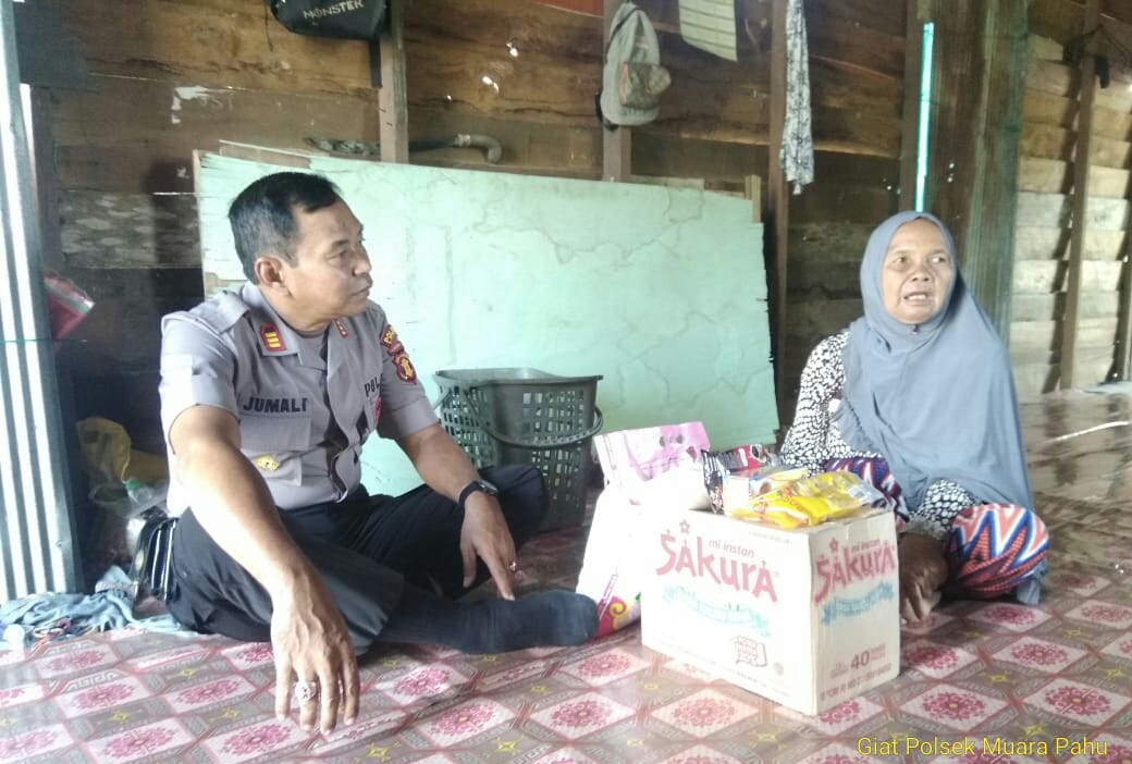 KEGIATAN MINGGUAN POLSEK MUARA PAHU BERBAGI DENGAN WARGA YANG TIDAK MAMPU