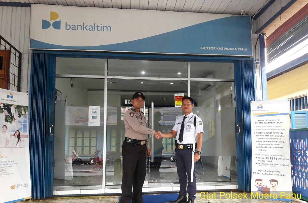 PETUGAS PATROLI DIALOGIS POLSEK MUARA PAHU BERIKAN PESAN KAMTIBMAS KEPADA SECURITY BANK BPD KALTIMTARA KEC. MUARA PAHU