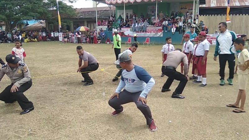 ANGGOTA POLSEK MUARA PAHU BERBAUR DENGAN PESERTA MENGIKUTI LOMBA TRADISIONAL