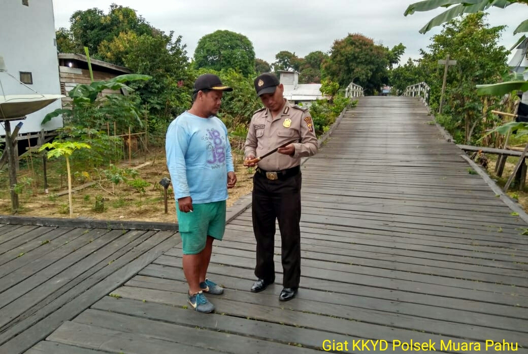 ANGGOTA POLSEK MUARA PAHU SOSIALISASIKAN UU DARURAT KEPADA WARGA KAMPUNG. TANJUNG LAONG