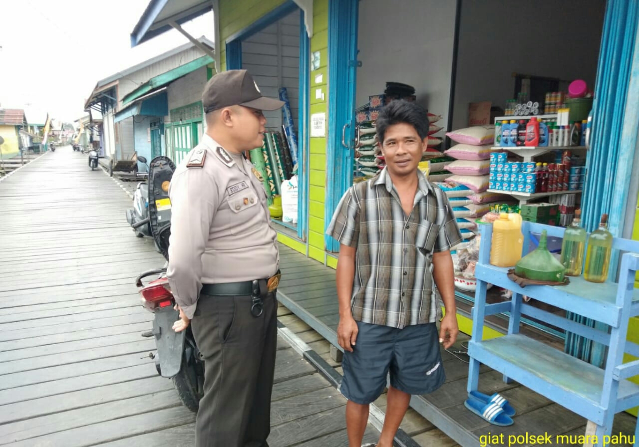 ANGGOTA POLSEK MUARA PAHU SAMBANGI PEDAGANG BENSIN