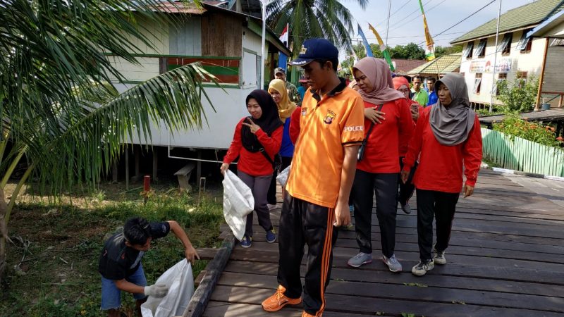 POLSEK PENYINGGAHAN BERSAMA WARGA GELAR GOTONG ROYONG BERSIHKAN LINGKUNGAN