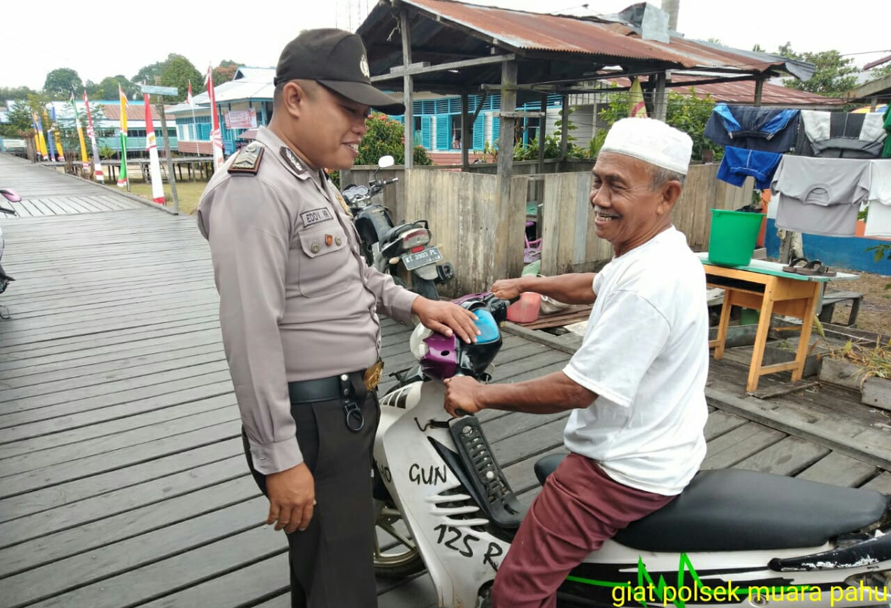 SAMBANGI TOKOH MASYARAKAT KAMP. TANJUNG LAONG KEC. MUARA PAHU, BRIGPOL EDY HR BERIKAN PESAN KAMTIBMAS