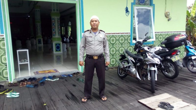 ANGGOTA POLSEK PENYINGGAHAN POLRES KUTAI BARAT RUTIN PENGAMANAN SHOLAT JUM’AT