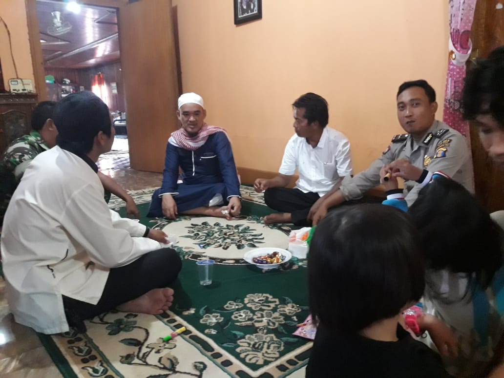 Aipda Taufiq H Silaturahim kerumah Warga Yang Pulang Dari Ibadah Haji