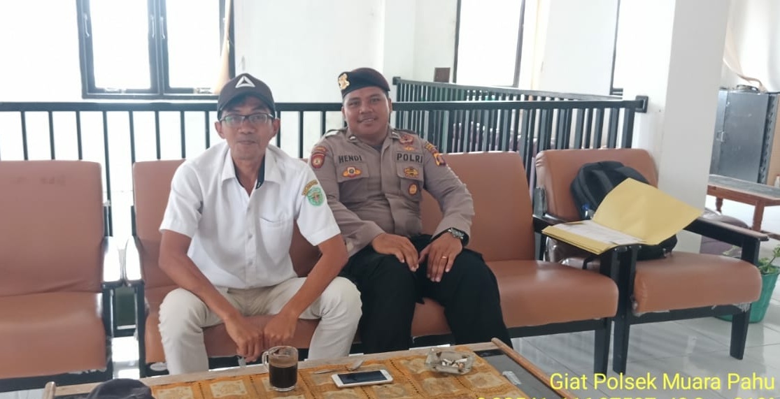 Anggota Polsek Muara Pahu Bripda Pelipus H jalin sinergitas dengan pegawai Kantor Camat Muara Pahu