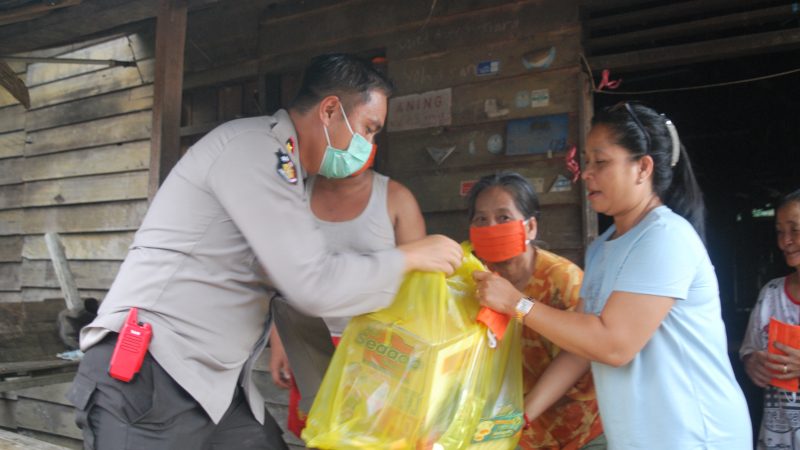 Ditengah Wabah Corona, Polres Kutai Barat Salurkan 800 Sembako dan Masker Kepada Masyarakat