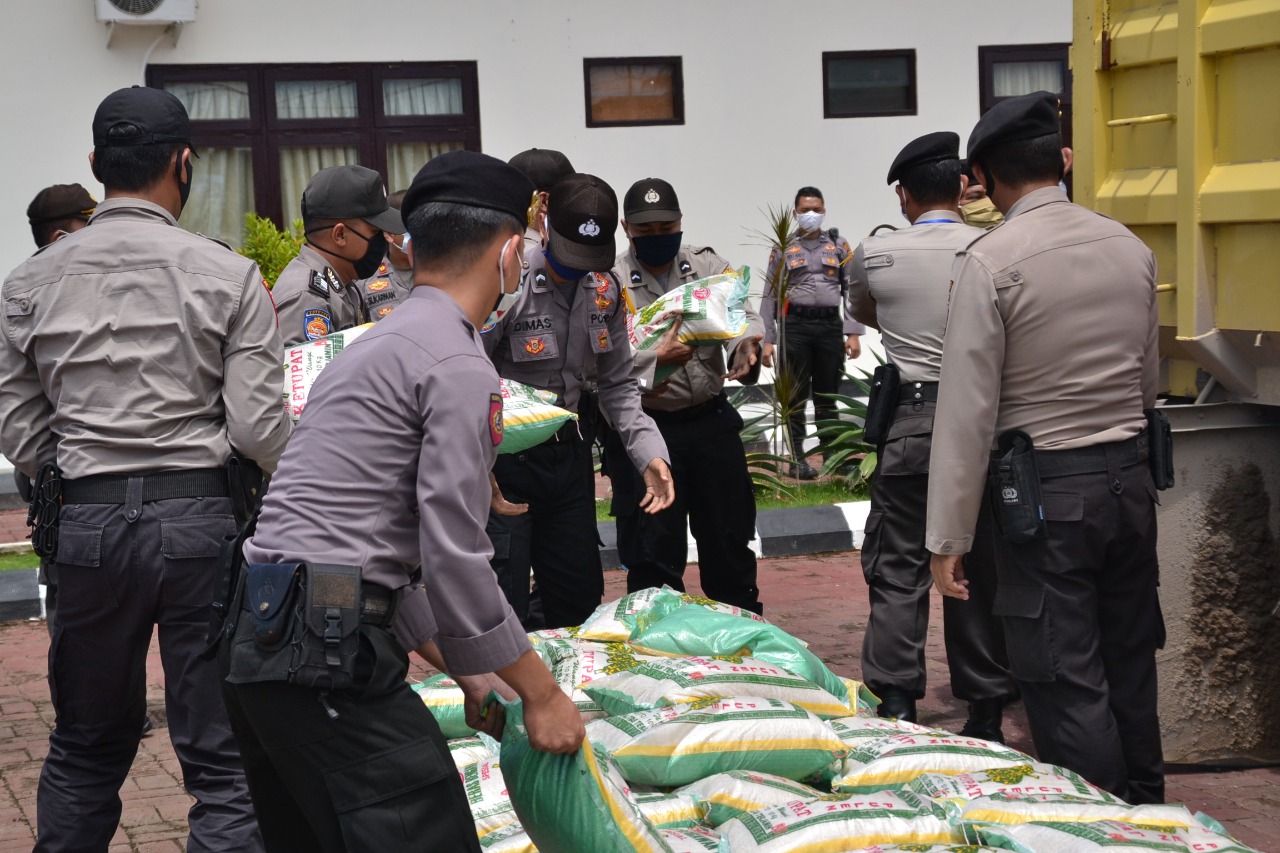 Bantu masyarakat hadapi Pandemi Corona, Polres Kubar Salurkan 10 Ton Beras Bagi Masyarakat Terdampak di Kubar Dan Mahulu