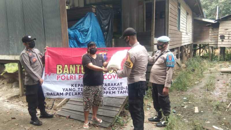 Anggota Polsek Muara Lawa, Salurkan Bansos Sembako Dari Polri Kepada Masyarakat Yang Terdampak Covid-19 Di Kecamatan Muara Lawa