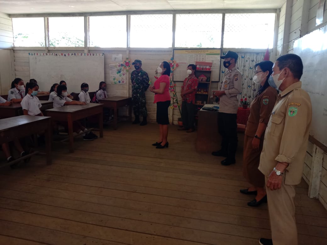 Tim gugus tugas COVId 19 kecamatan Linggang Bigung di dampingi Anggota Polsek Barong Tongkok Lakukan Pengecekan Prokes Di Sekolah Yang Lakukan Pengajaran Tatap Muka.