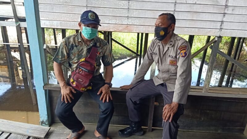 Anggota Polsek Jempang Sambang Ke Tokoh Masyarakat di Kampung Tanjung Jone Kecamatan Jempang