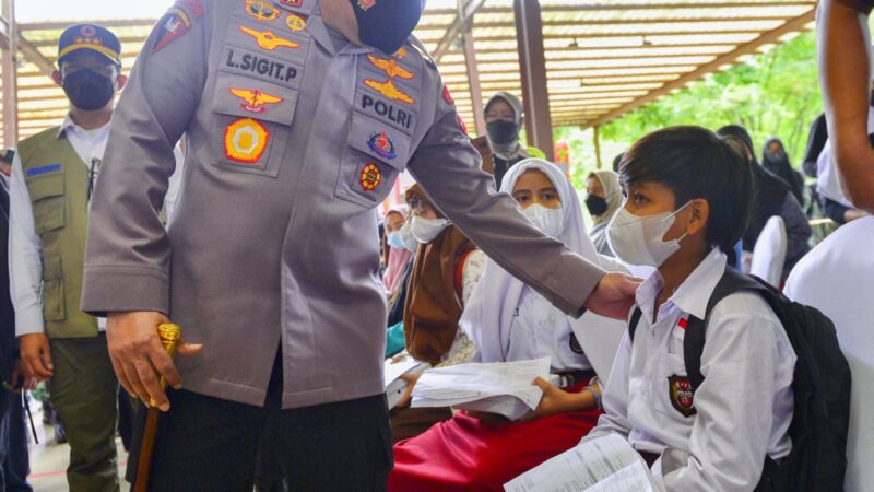 Gelar Vaksinasi se-Indonesia, Kapolri Minta Wilayah Berpacu Kejar Target 70 Persen