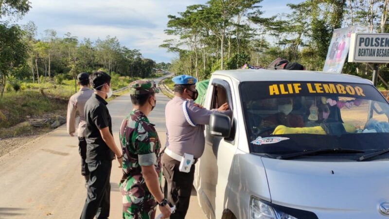 Ajak Disiplin Prokes, TNI-POLRI Bagikan Masker Gratis di Jalan Poros Trans Kalimantan