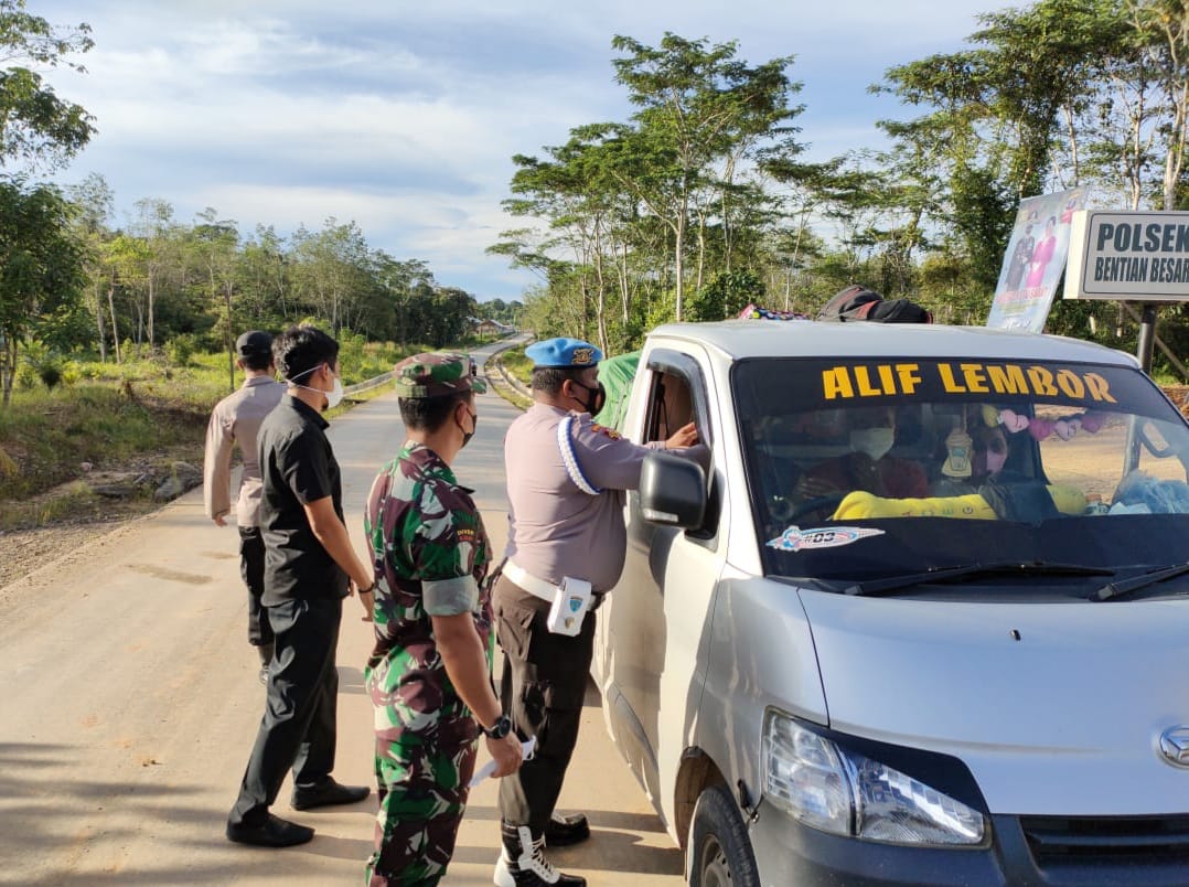Ajak Disiplin Prokes, TNI-POLRI Bagikan Masker Gratis di Jalan Poros Trans Kalimantan