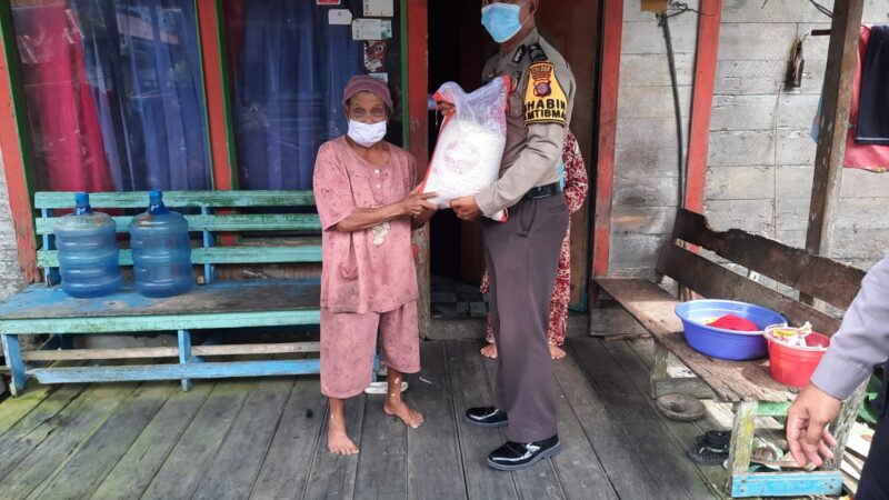 Polsek Penyinggahan Salurkan Bantuan Sembako Serta Pembagian Masker Kepada Warga Terdampak Covid 19