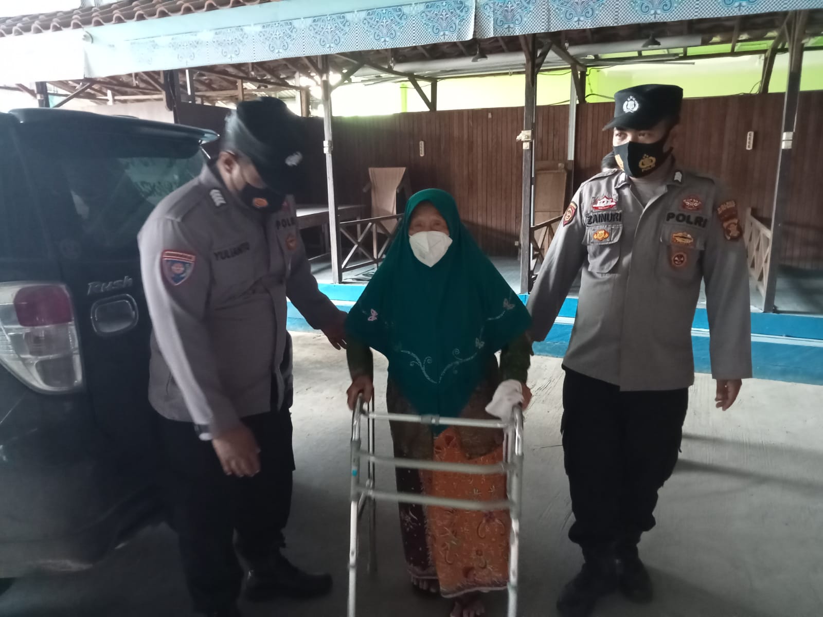 Jaga Kelancaran Giat Vaksinasi Massal Di Gedung Olah Raga Melak Ilir, Personel Polsek Melak Bantu Penjemputan Warga Lanjut Usia