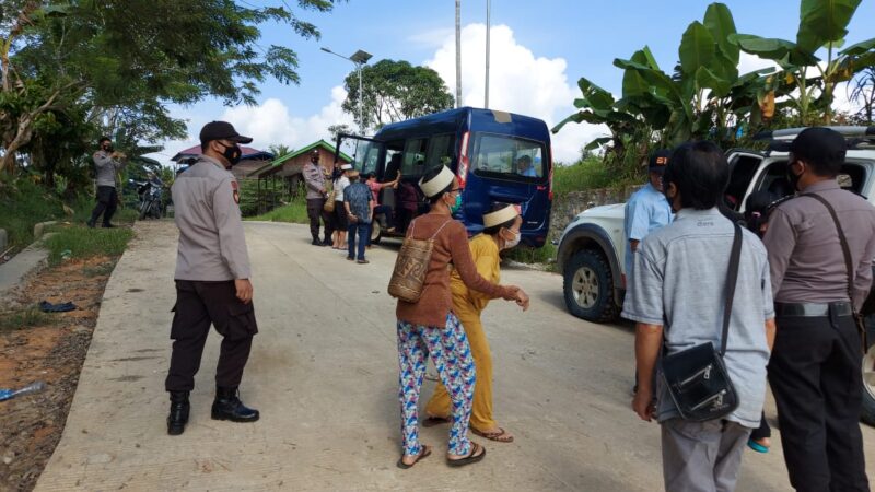 Polsek Long Bagun  dalam Kegiatan Vaksinasi COVID-19 massal Khusus Lansia melaksanakan penjemputan ke kampung dengan menggunakan Mini Bus