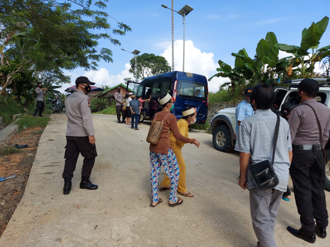 Polsek Long Bagun  dalam Kegiatan Vaksinasi COVID-19 massal Khusus Lansia melaksanakan penjemputan ke kampung dengan menggunakan Mini Bus