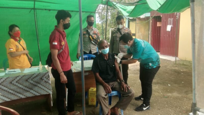 Anggota Polsek Muara Lawa, Dampingi Lansia Ikuti Vaksinasi di Puskesmas Lambing
