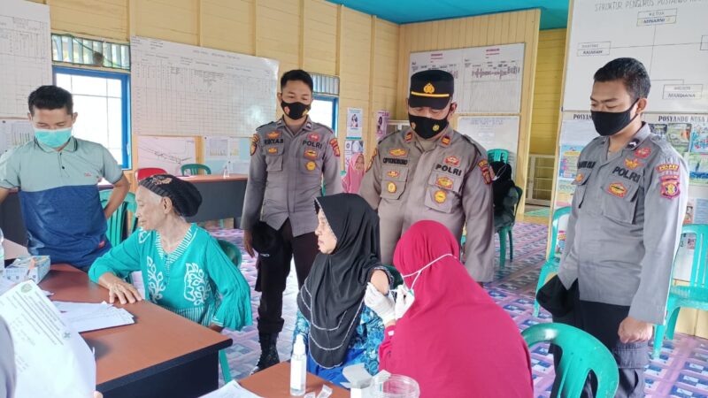 Sukseskan Vaksinasi Lansia, Personel Polsek Penyinggahan dan Tim Vaksinasi Jemput bola datangi Posyandu Lansia di Kamp. Tanjung Haur