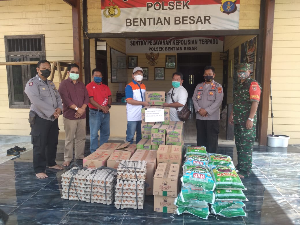PT. BCPM Bersinergi dengan Muspika Berbagi Sembako untuk Warga Terdampak Banjir di Wilayah Kecamatan Bentian Besar