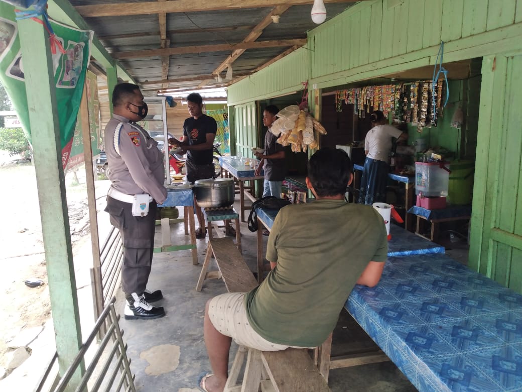 Dengan Cara Humanis, Polisi Tegur Warga yang Tidak Gunakan Masker saat Sedang Makan Siang Diwarung