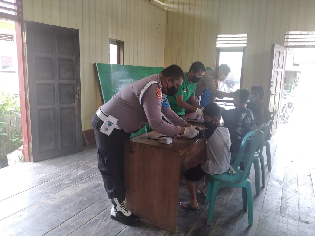 Personil Polsek Bentian Besar Lakukan Pengamanan Giat Vaksinasi Massal