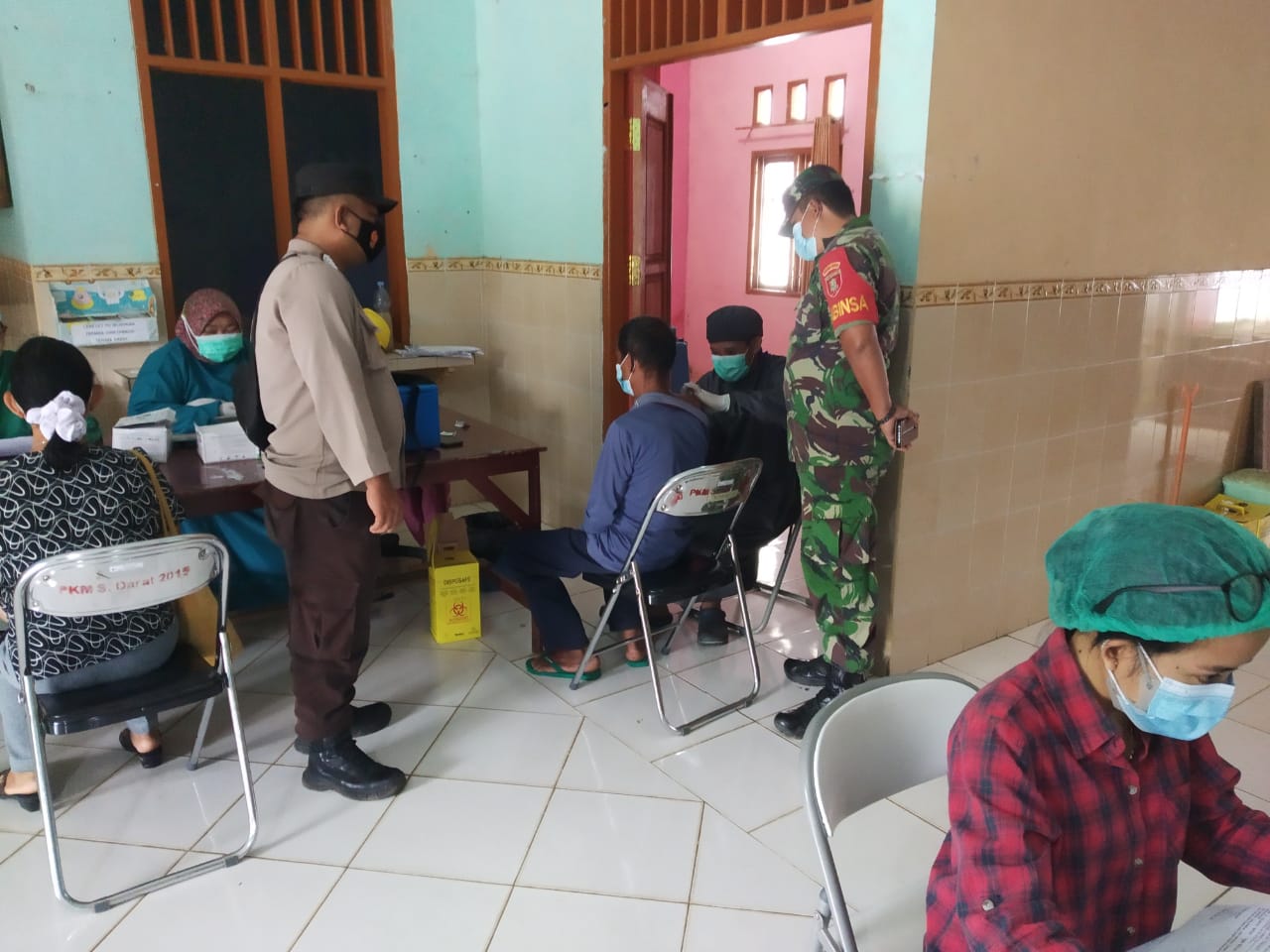 Bhabinkamtibmas Bersama Babinsa Lakukan Pengamanan Dan Monitoring Vaksinasi Covid-19 Di Upt. Puskesmas Sekolaq Darat