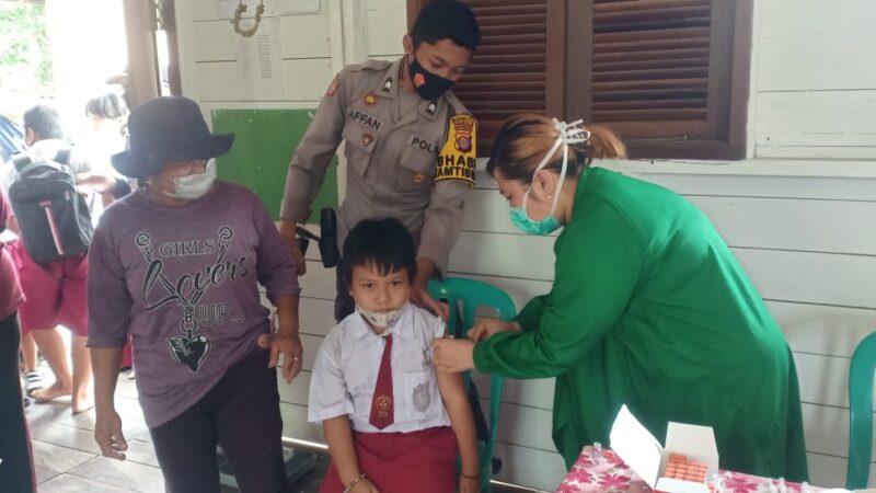 Bhabinkamtibmas Pantau Pelaksanaan Vaksinasi Covid-19 Tahap II Untuk Anak Usia 6-11 Tahun di Wilayah Perbatasan Kaltim-Kalteng