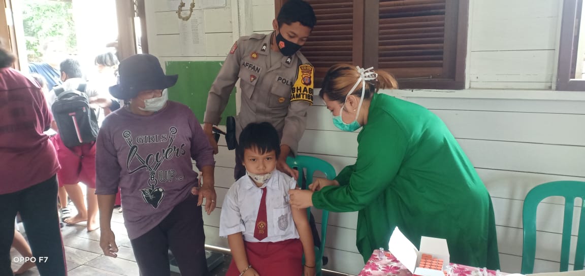 Bhabinkamtibmas Pantau Pelaksanaan Vaksinasi Covid-19 Tahap II Untuk Anak Usia 6-11 Tahun di Wilayah Perbatasan Kaltim-Kalteng