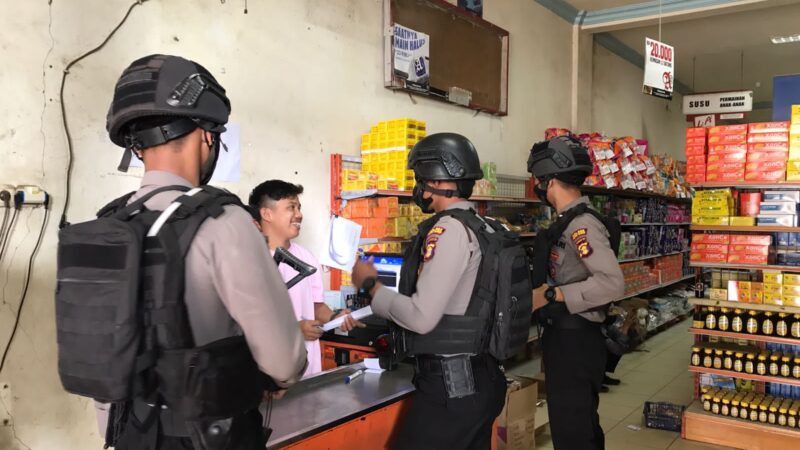 Personel Sat Samapta Laksanakan Patroli Pengecekan Stok Minyak Goreng & Bahan Pokok Lainnya