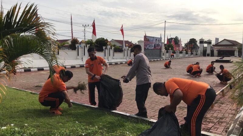Usai Apel Pagi Wakapolres Kubar Pimpin Kurve Bersihkan Lingkungan Polres