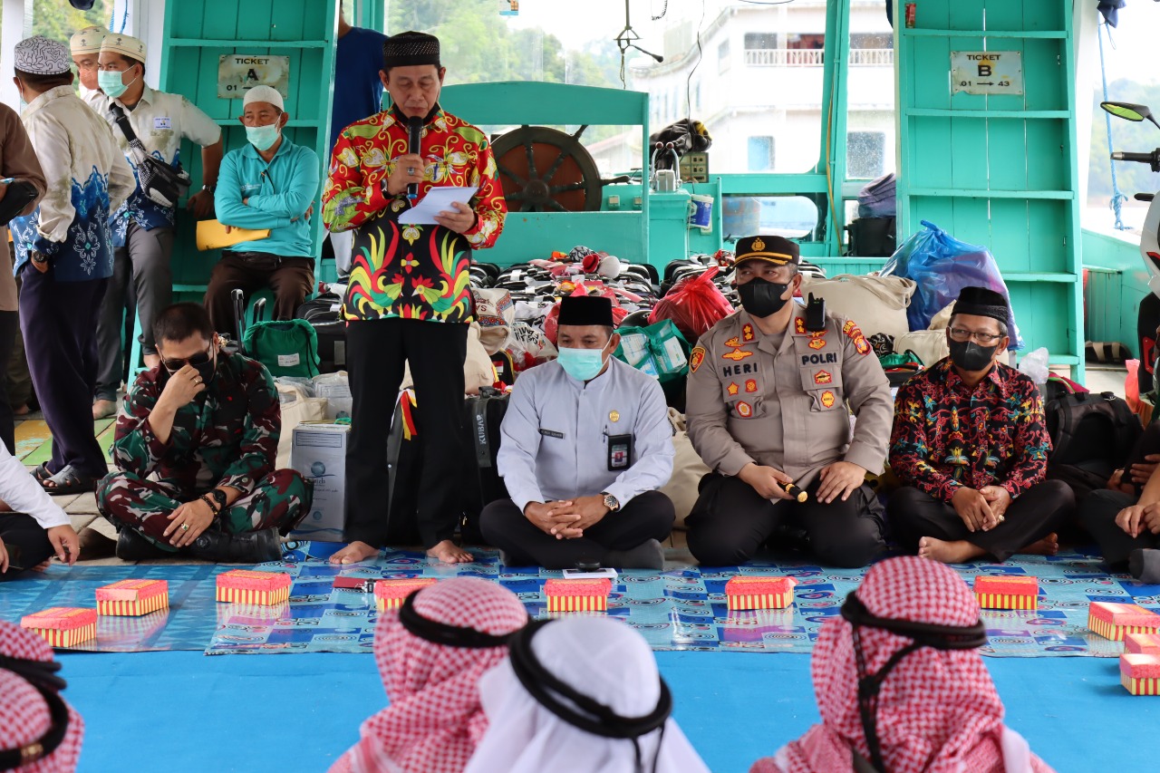 POLRES KUTAI BARAT AMANKAN KEDATANGAN JEMAAH HAJI KABUPATEN KUTAI BARAT DAN MAHULU