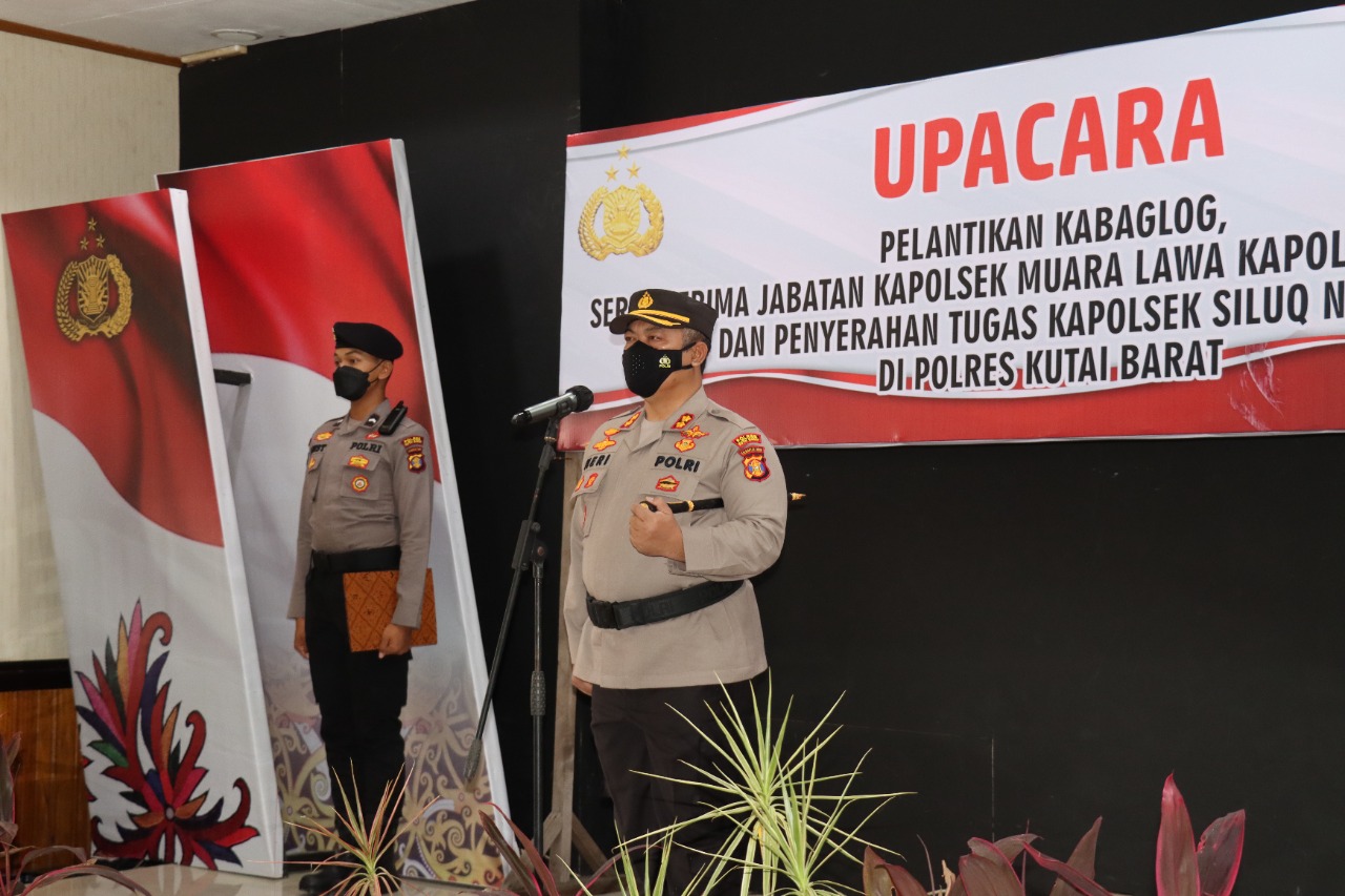 KAPOLRES PIMPIN SERAH TERIMA JABATAN KEPADA PEJABAT POLRES KUTAI BARAT