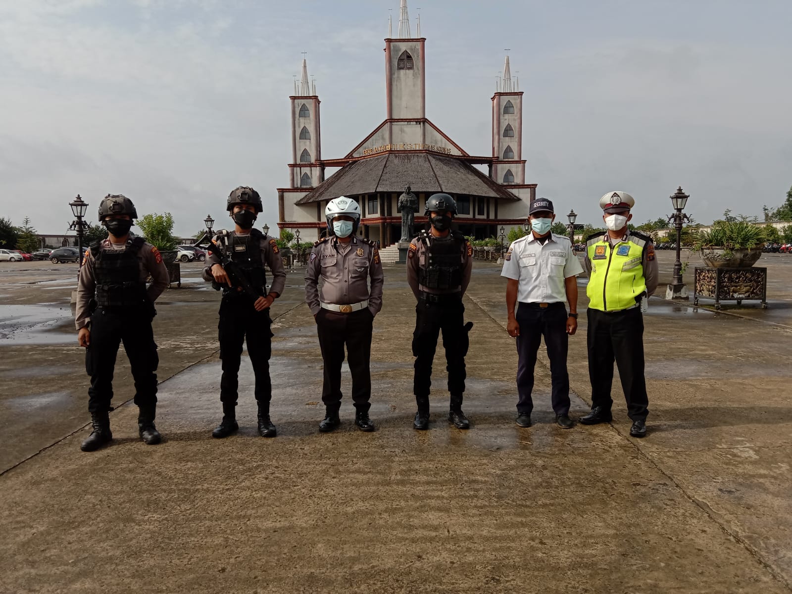 KEGIATAN RUTIN PENGAMANAN GEREJA MINGGU POLRES KUTAI BARAT DAN JAJARAN POLSEK