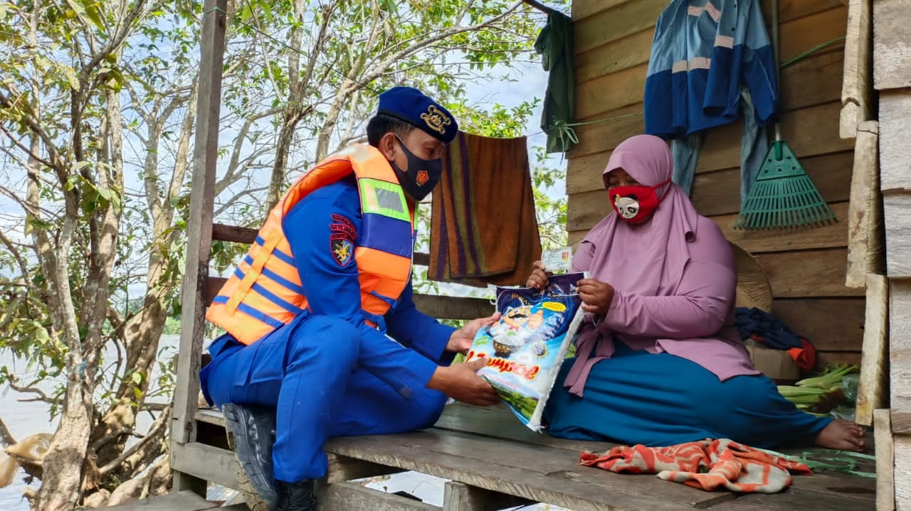 SATPOLAIRUD POLRES KUBAR BERIKAN BANSOS KEPADA WARGA PESISIR SUNGAI DAMPAK KENAIKAN BBM